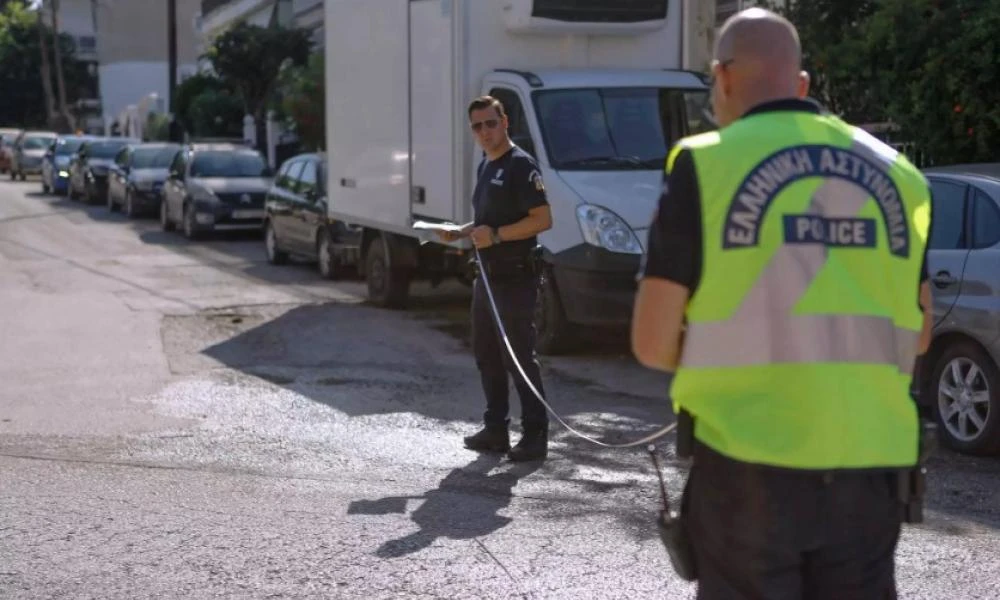 Θεσσαλονίκη: Επιχείρηση – σκούπα με γερανούς για δεκάδες παράνομα παρκαρισμένα αυτοκίνητα